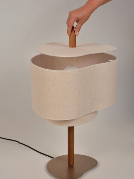market-set-lampe-en-bois-teinte-et-tissu-creme-pebble