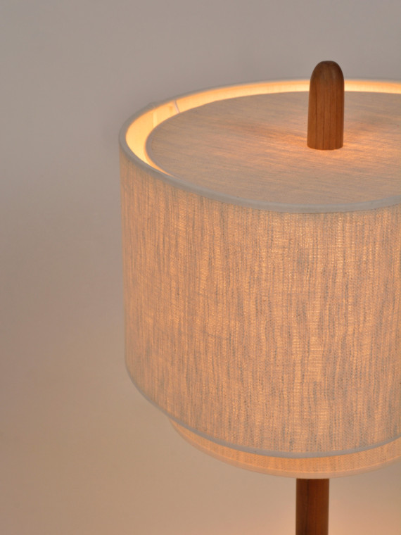 market-set-lampe-en-bois-teinte-et-tissu-creme-pebble