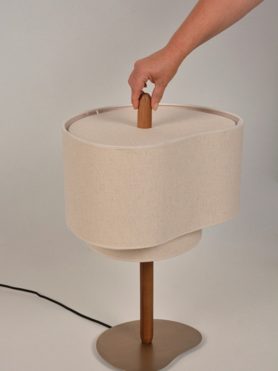 market-set-lampe-en-bois-teinte-et-tissu-creme-pebble