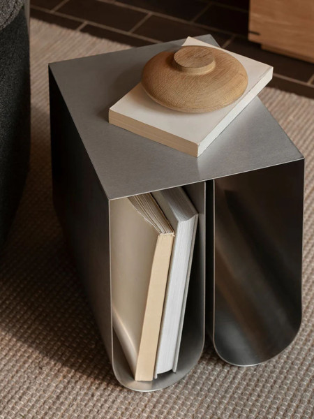 kristina dam Table d’appoint incurvée en acier brut Curved