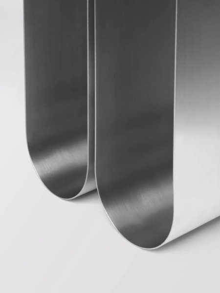 kristina dam Table d’appoint incurvée en acier brut Curved