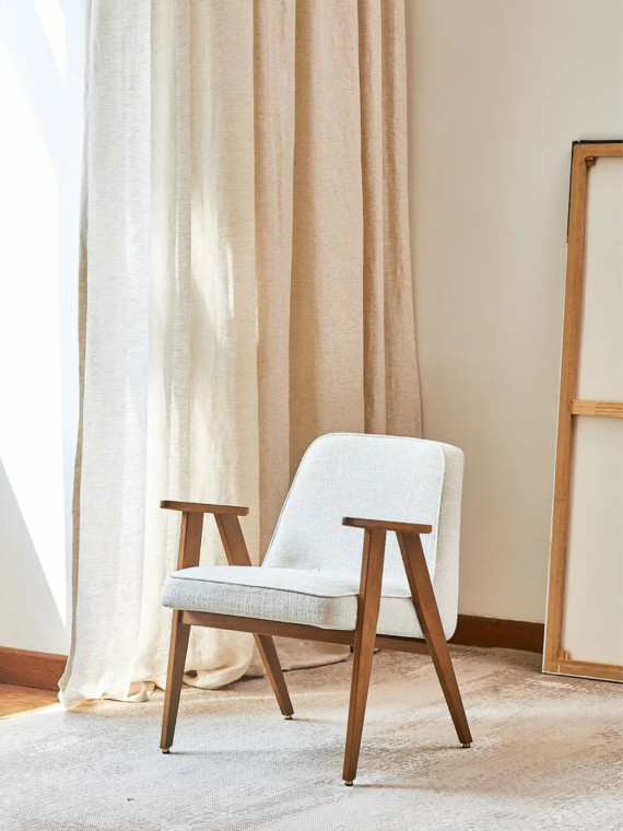 Fauteuil 366 Concept en chêne massif et tissu bouclette creme