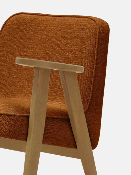Fauteuil 366 Concept en chêne massif et tissu bouclette sierra