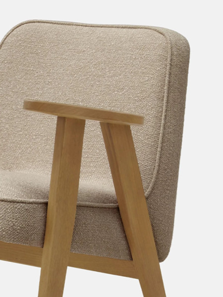 Fauteuil 366 Concept en chêne massif et tissu bouclette beige
