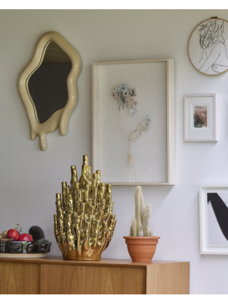 Pols Potten Coral 50-tulips vase gold · in a room setting