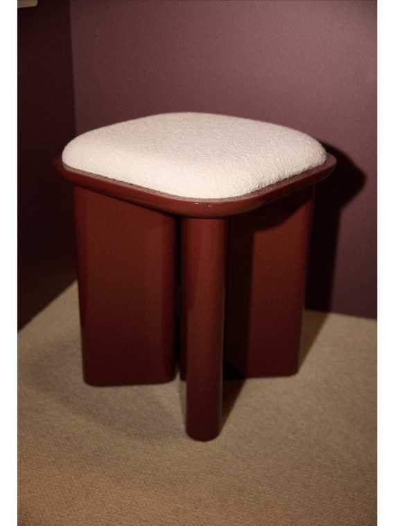 Gabrielle Paris pouf Lazare bois laqué bordeaux · vue de face
