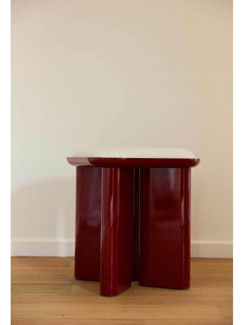 Pouf Lazare Gabrielle Paris bois laqué bordeaux en situation