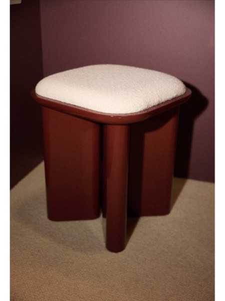 Gabrielle Paris pouf Lazare bois laqué bordeaux · vue de face