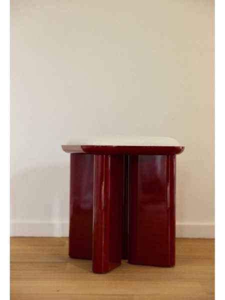 Gabrielle Paris pouf Lazare bois laqué bordeaux · vue de trois quarts