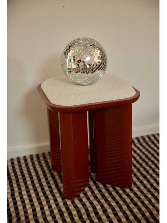 Gabrielle Paris pouf Lazare bois laqué bordeaux · vue de face