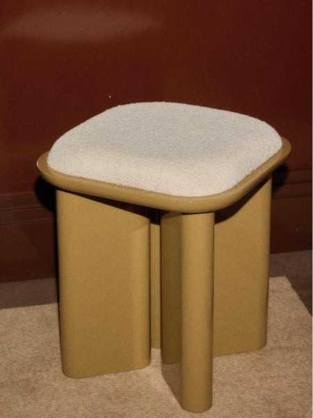 Gabrielle Paris pouf Lazare bois laqué ambré · vue de face