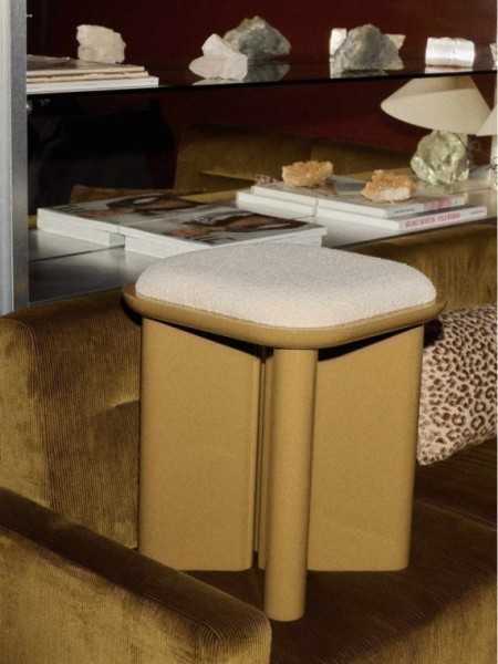 Gabrielle Paris pouf Lazare bois laqué ambré · vue de trois quarts