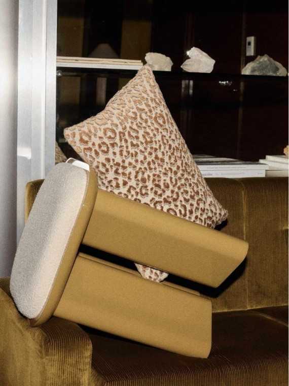 Gabrielle Paris pouf Lazare bois laqué ambré · vue de face