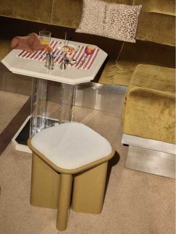 Gabrielle Paris pouf Lazare bois laqué ambré · vue de face