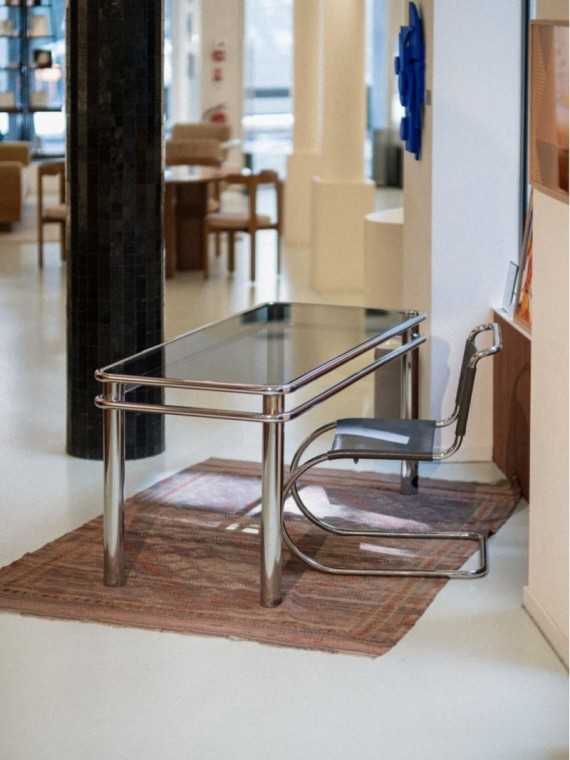 Gabrielle Paris bureau Edgar inox poli et verre trempé · en ambiance