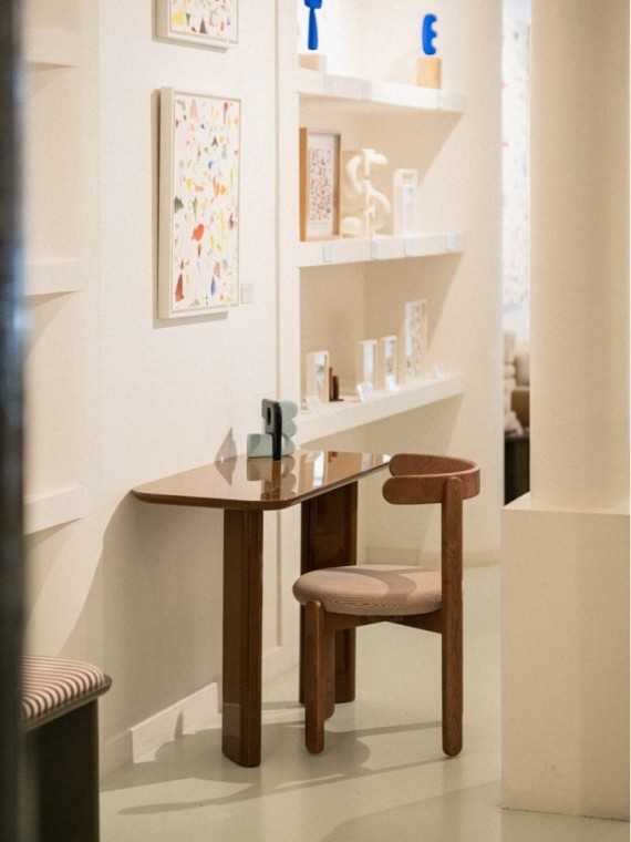 Gabrielle Paris bureau Gaspard laqué caramel · en ambiance
