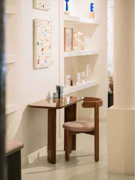 Gabrielle Paris bureau Gaspard laqué caramel · vue de face en ambiance