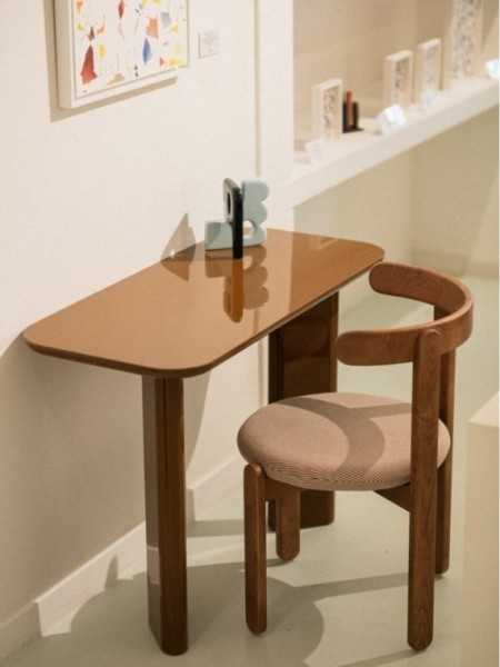 Gabrielle Paris bureau Gaspard laqué caramel · vue rapprochée