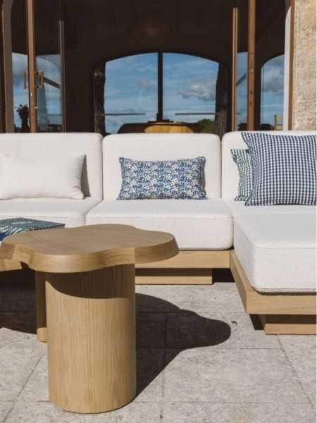 Gabrielle Paris table d'appoint Mahaut chêne naturel · en ambiance terrasse