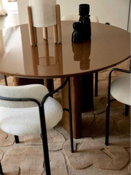 Gabrielle Paris table à manger Joe laque caramel · vue de détail piètement