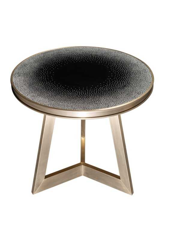 Red Edition Trévise table, front view