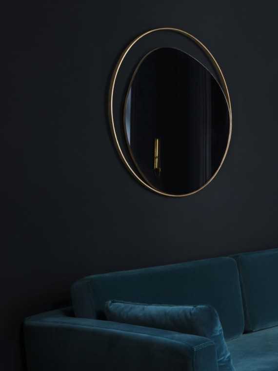 Red Edition miroir Ellipse · en ambiance cheminée