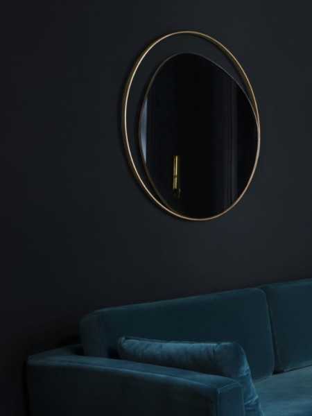 Red Edition miroir Ellipse · en ambiance mur bleu nuit