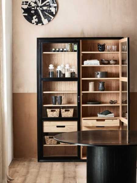 Nordal armoire vitrine Viva noire · en ambiance