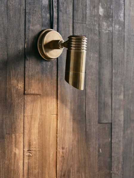 Nordal Bragi brass wall lamp · detail