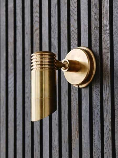 Nordal applique Bragi laiton · détail rapproché