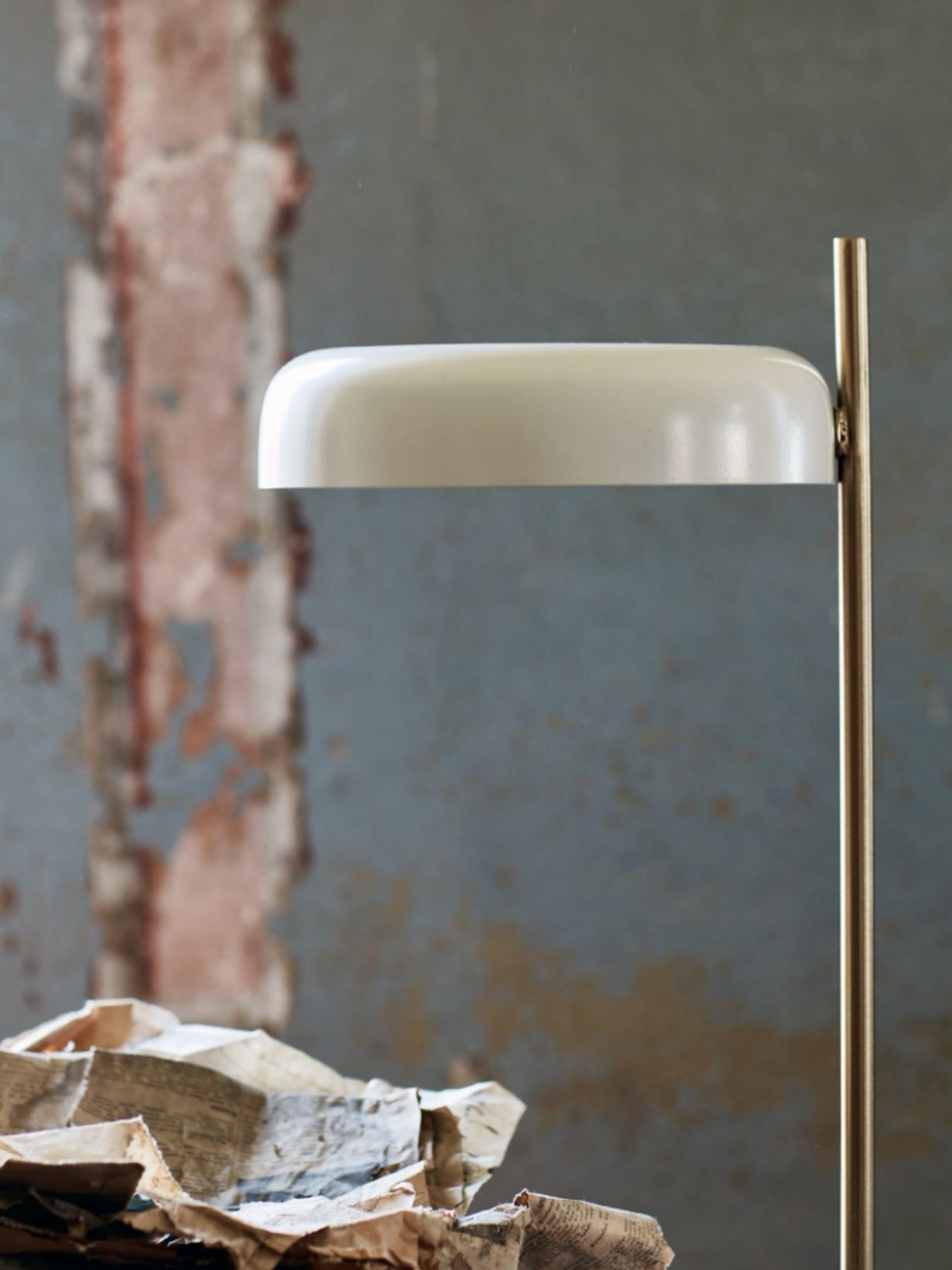Olsson JensenTable lamp in white metal and brass, Mario
