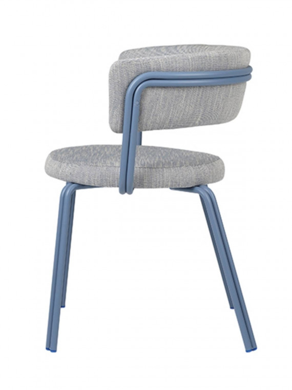 Grande chaise en fer et en textile, Oda Broste Copenhagen bleu