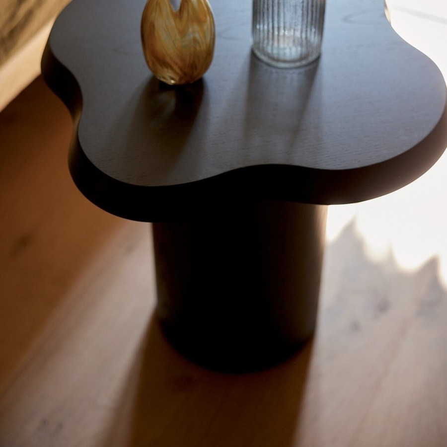 Table d'appoint Mahaut Gabrielle Paris lasuré noir utilisée en bout de canapé
