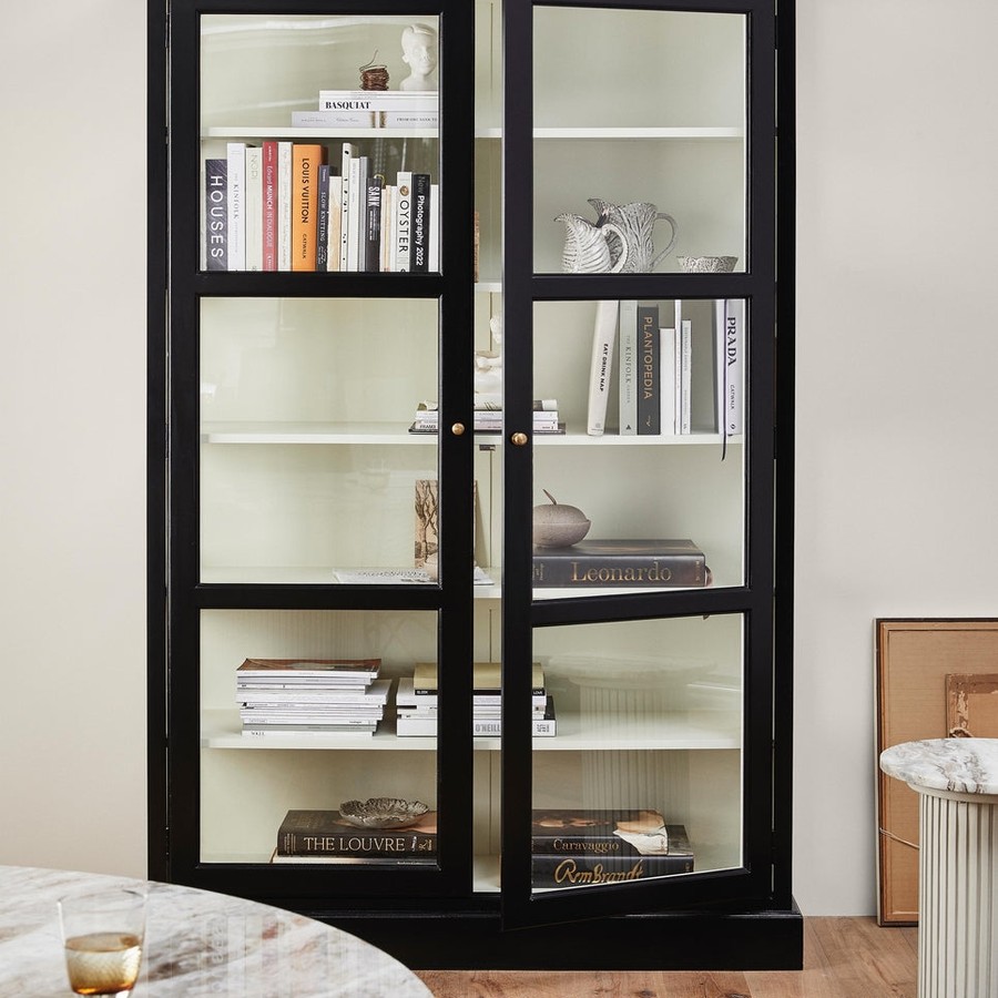 Nordal armoire vitrine Classic, en situation dans un salon
