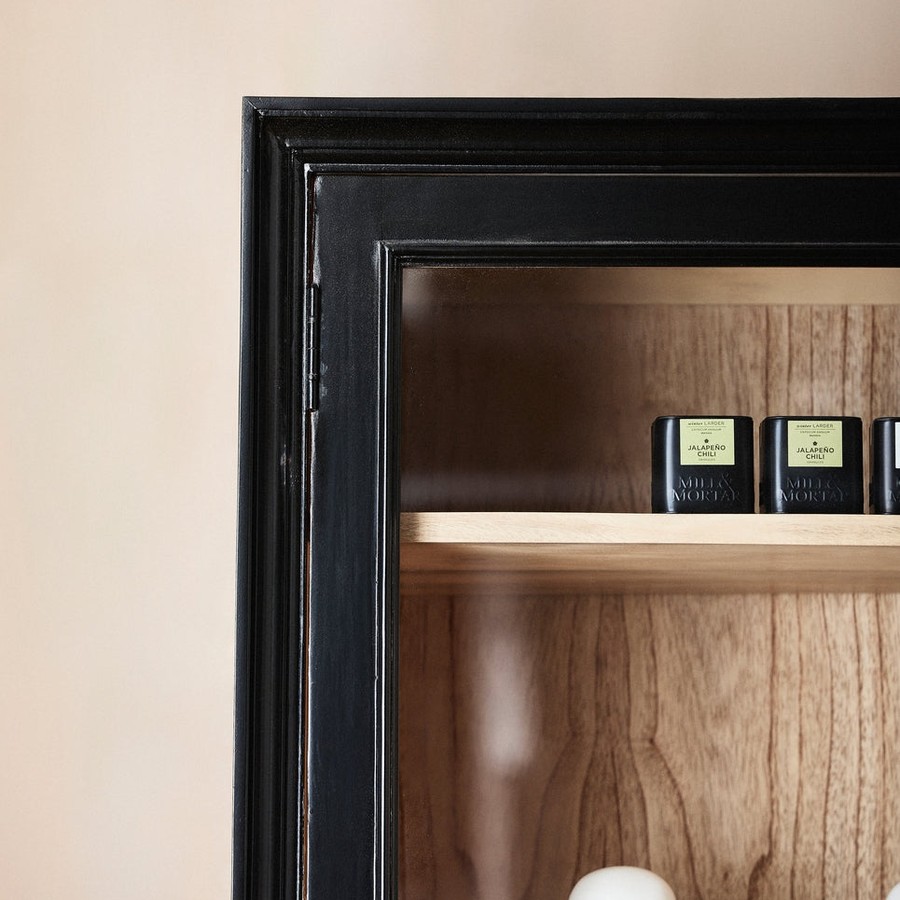 Nordal armoire vitrine Viva, détail du cadre laqué noir
